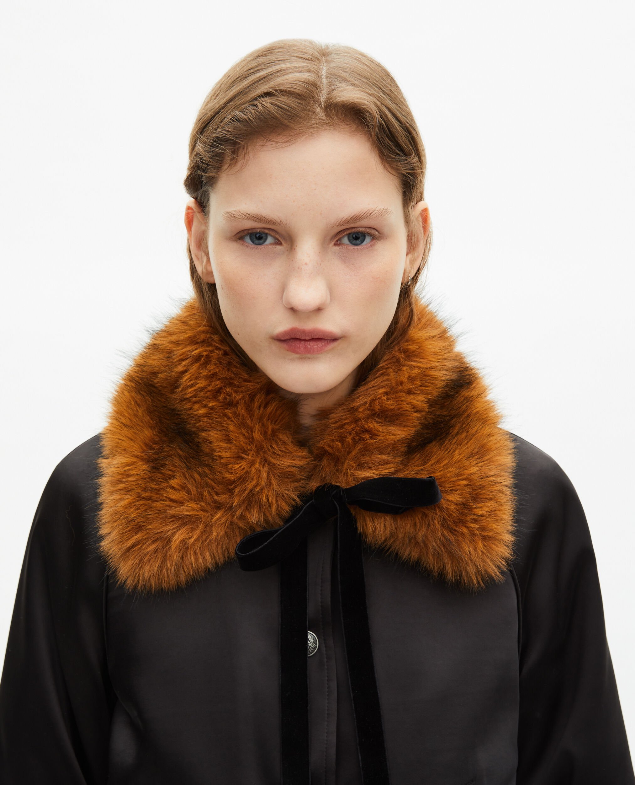 Schwarze Satinjacke mit Pelzkragen, BLACK, hi-res image number null