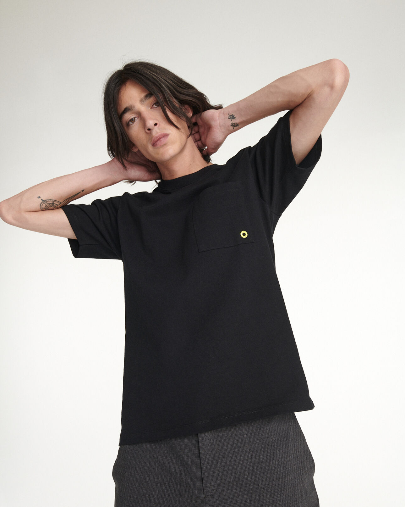 The Kooples HOMME BLACK t-shirt noir coton à œillet contrasté