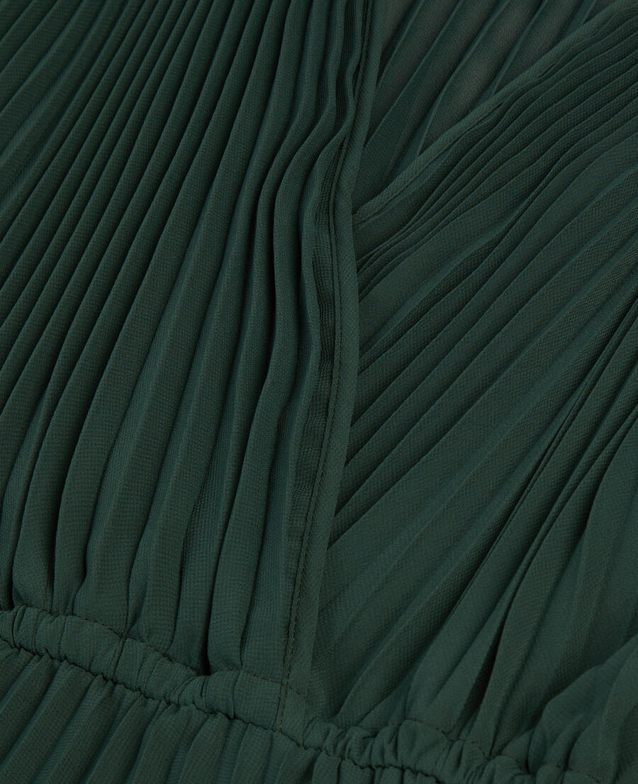 langes, grünes kleid mit plissierung