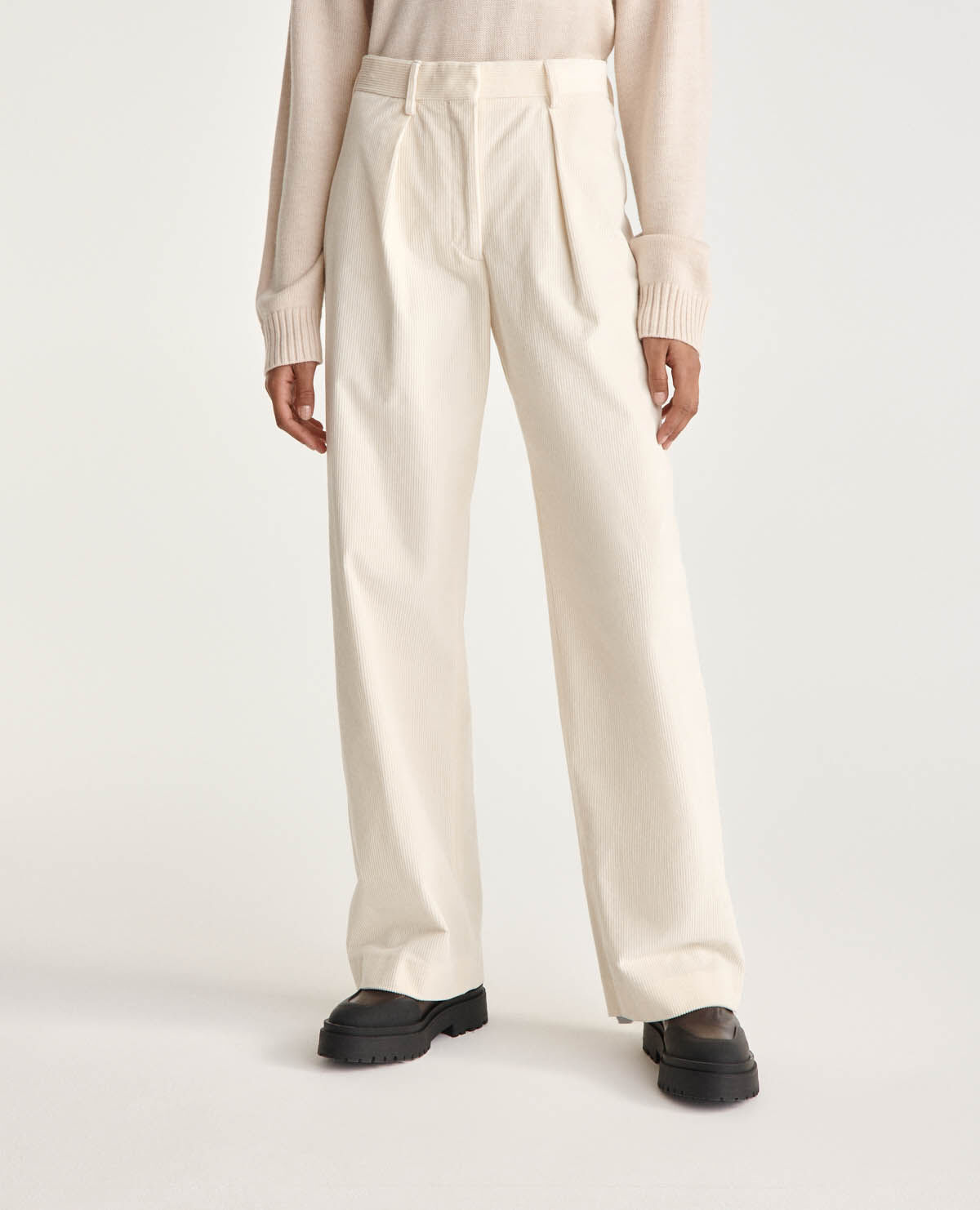 Pantalon ecru en velour cotele