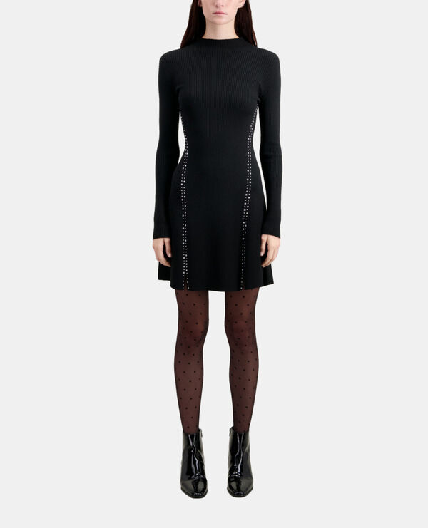 robe courte noire en maille avec clous