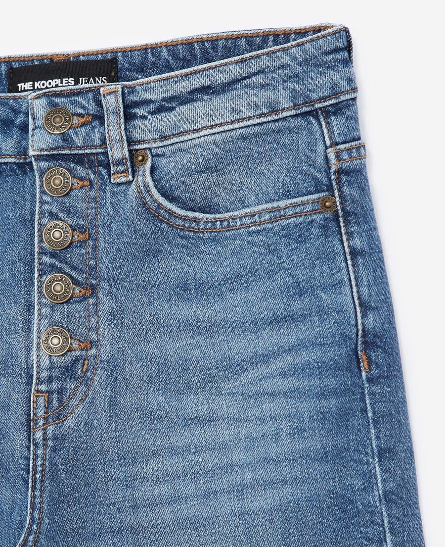 blaue verwaschene jeans mit knöpfen