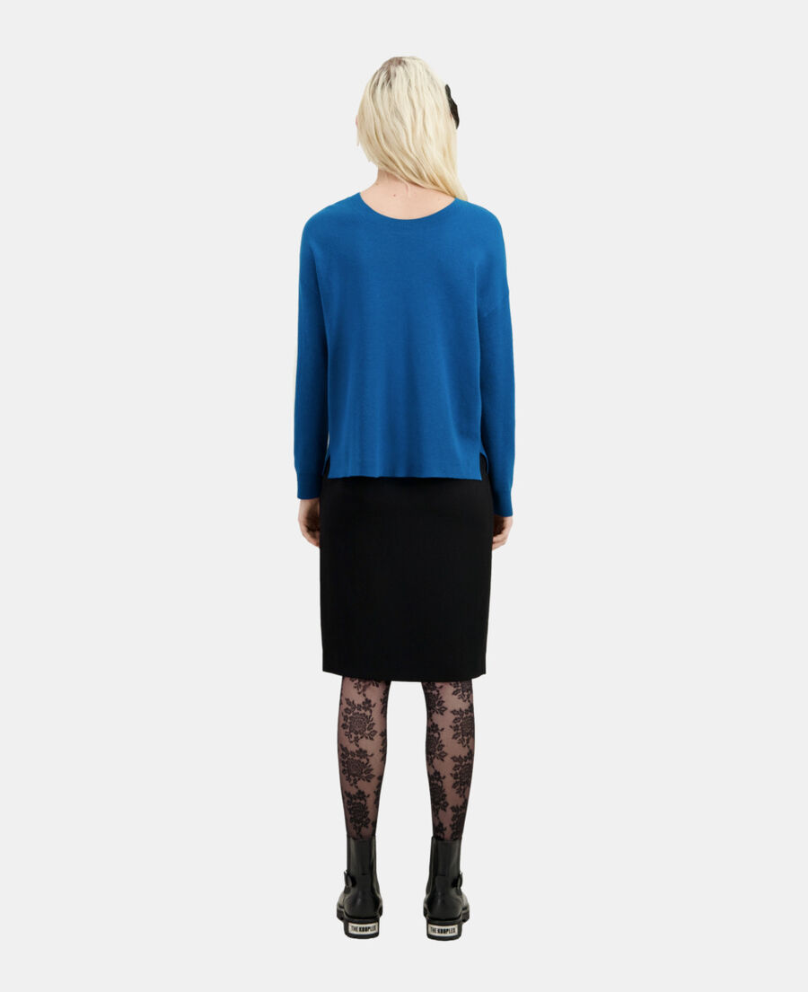 pull bleu avec boutonnage dans le dos