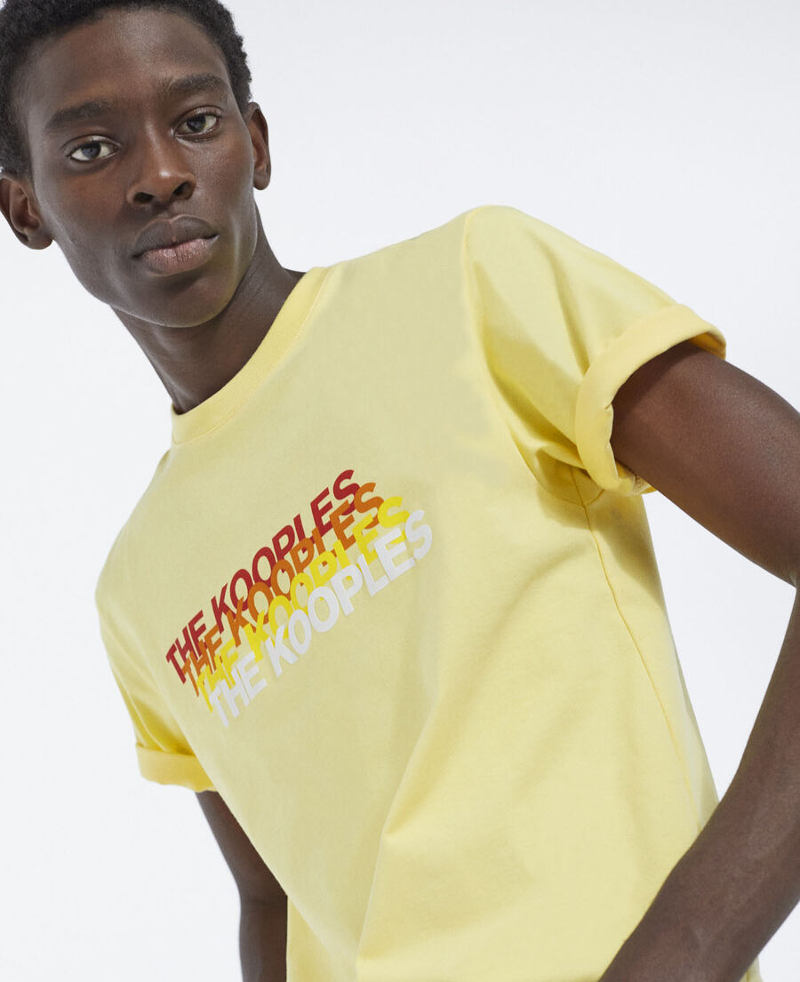 gelbes t-shirt mit kontrastierendem logo