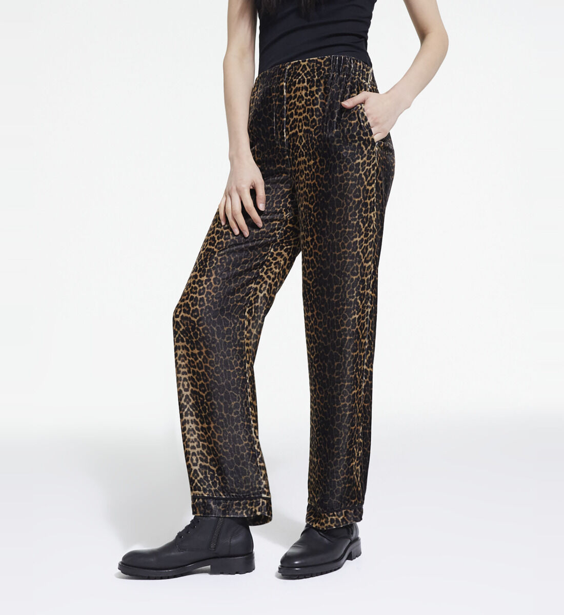 Flowing velvet pants with leopard print