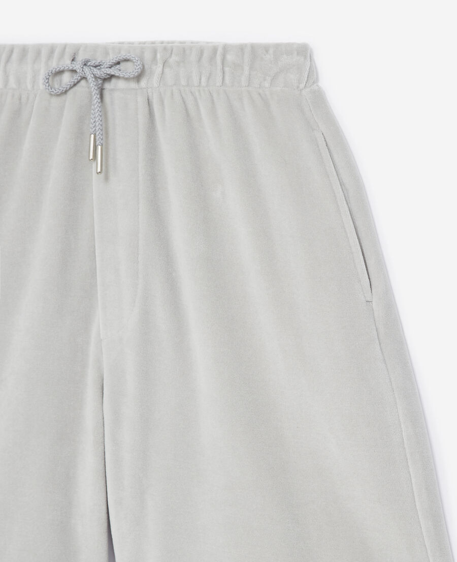 grey shorts