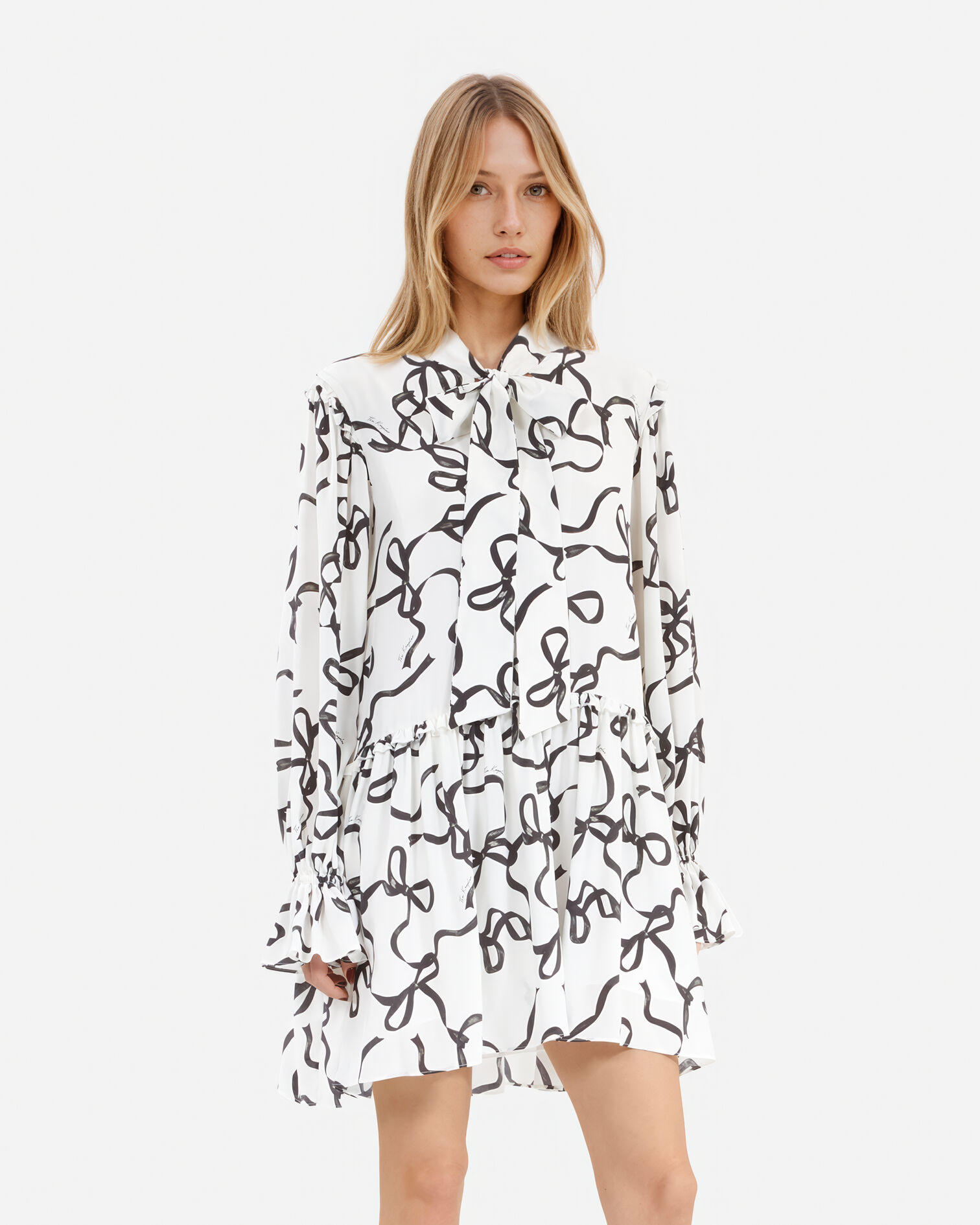 Kurzes Kleid aus Seide mit Bändern bedruckt, WHITE / BLACK, hi-res image number null