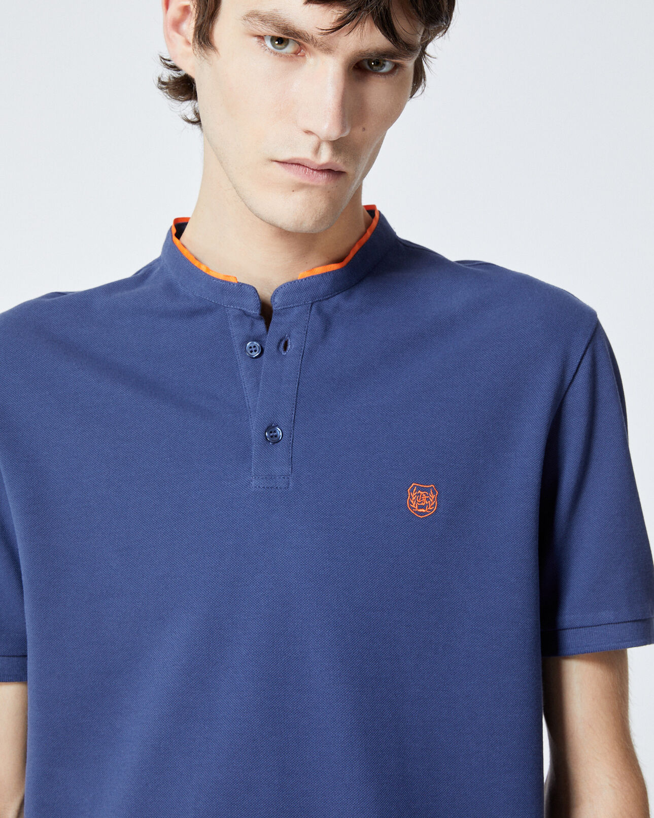 The Kooples HOMME DEEP SEA BLUE / ORANGE polo coton bleu foncé détails orange