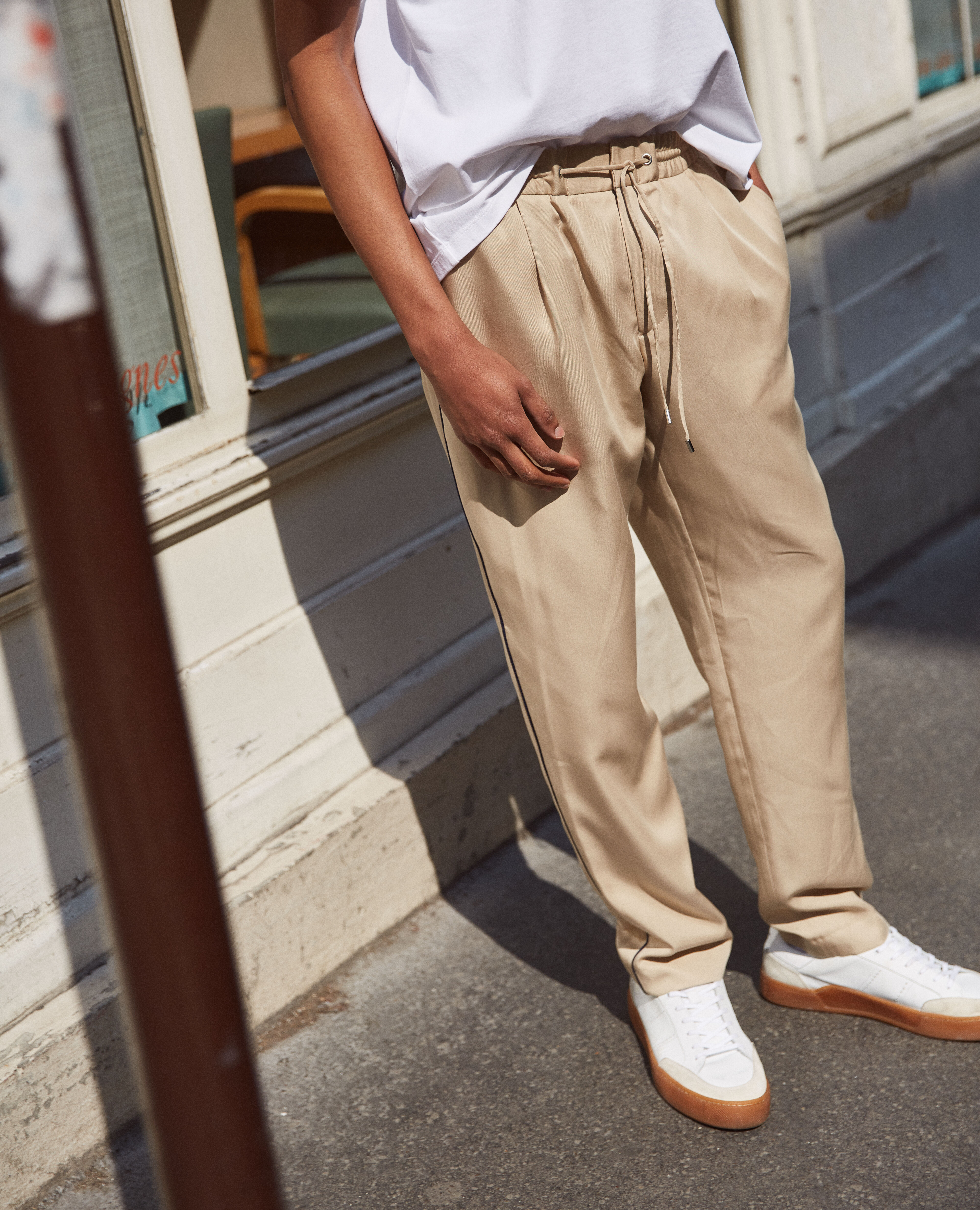 Pantalon fluide en twill de coton beige avec tresse bleu