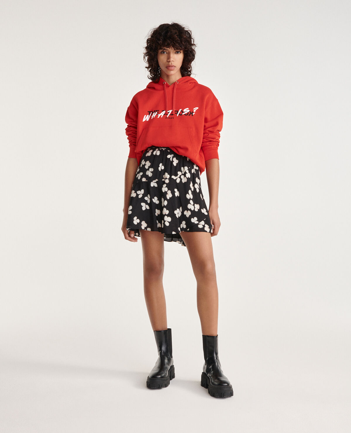 Jupe courte fluide noire a fleurs ecrues The Kooples