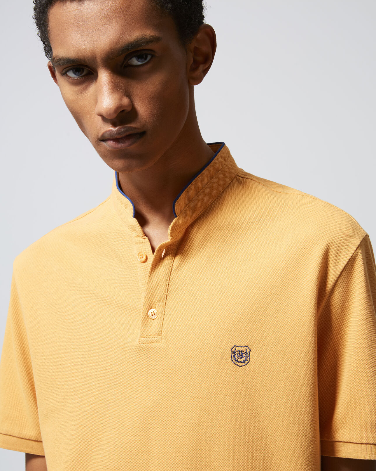The Kooples HOMME HONEY YELL / MIDNIGHT BLU polo coton jaune col officier bord bleu