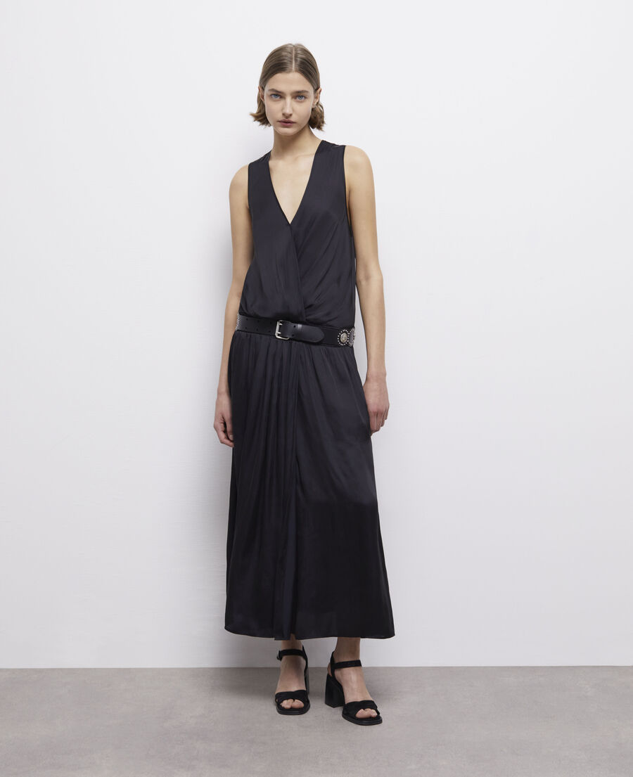 vestido largo negro satinado