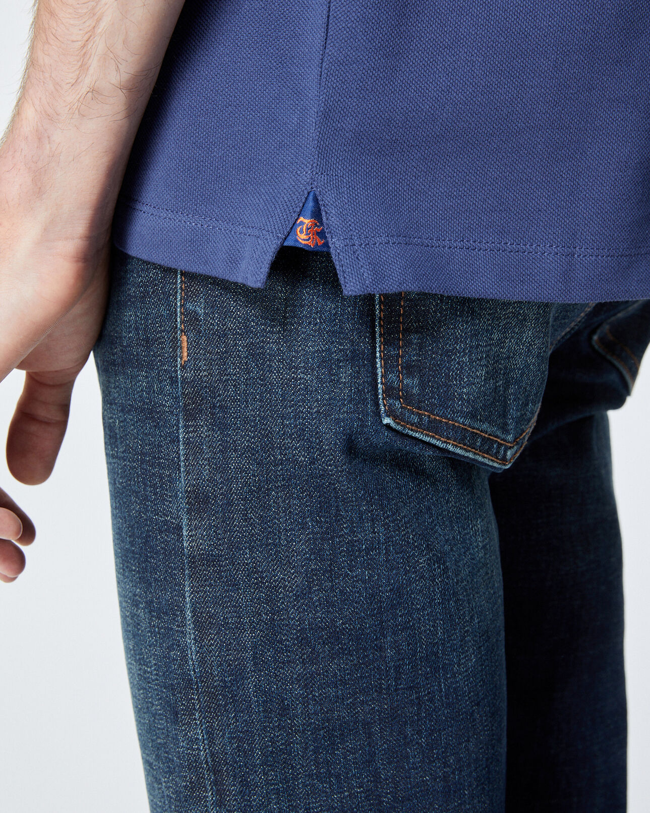 The Kooples HOMME DEEP SEA BLUE / ORANGE polo coton bleu foncé détails orange