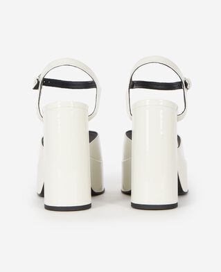 The Kooples DAMEN ECRU wei&szlig;e sandalen mit abs&auml;tzen aus lackleder