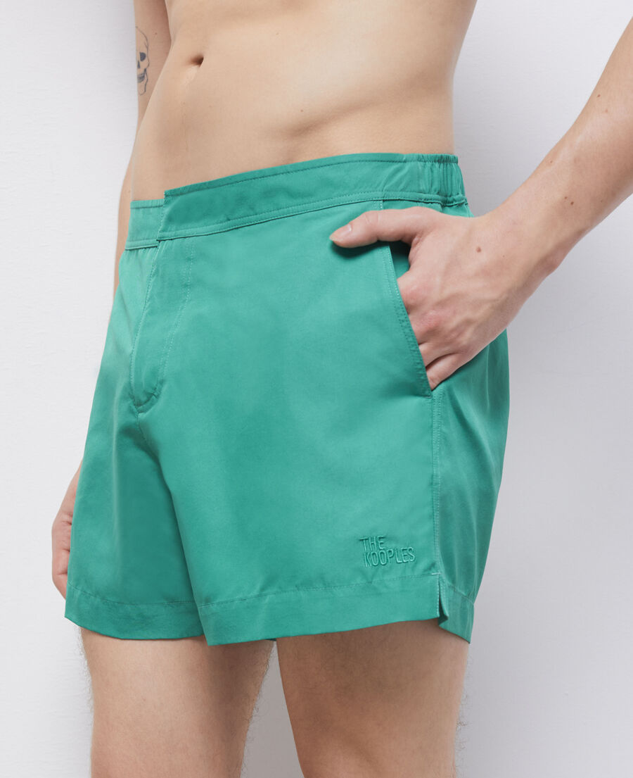 grüne badeshorts mit logo