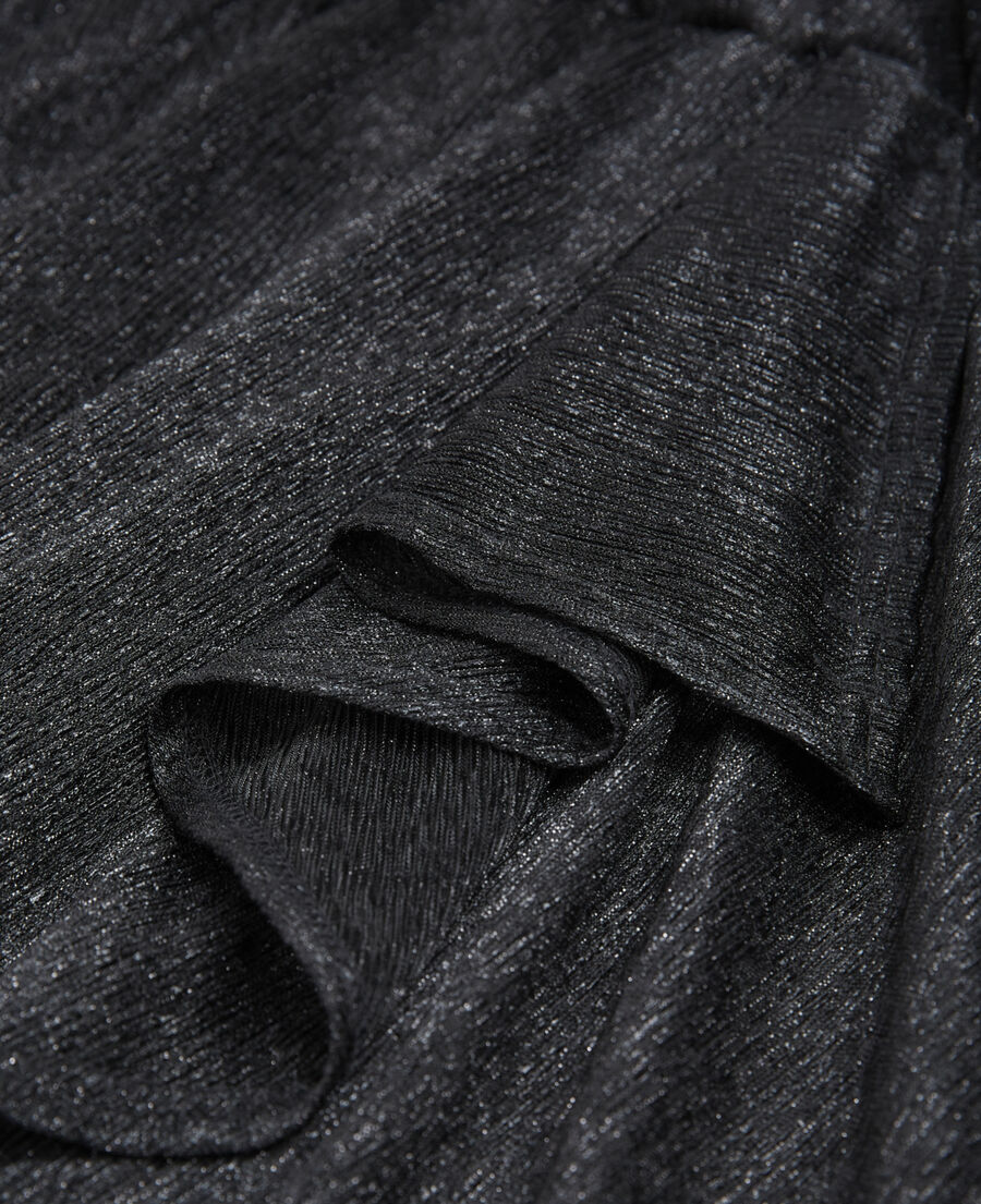 vestido cruzado negro con detalle drapeado