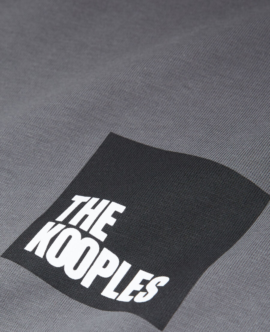 gray t-shirt