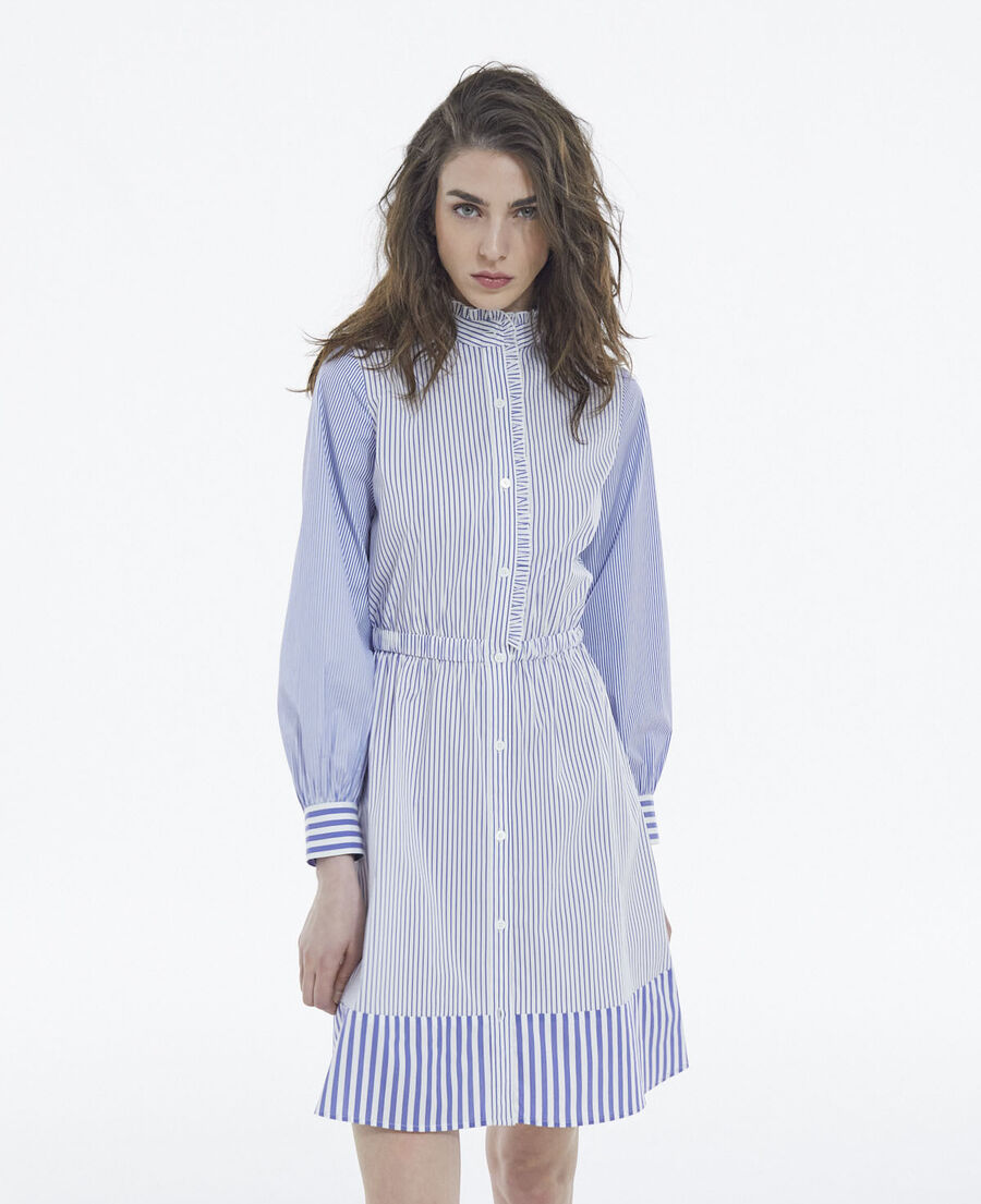 kurzes kleid mit himmelblauen streifen