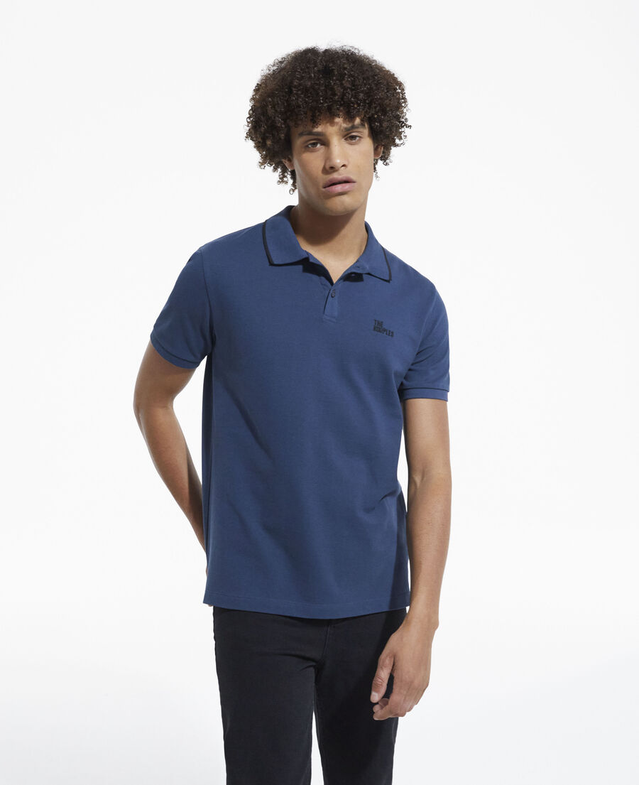 klassisches marineblaues poloshirt