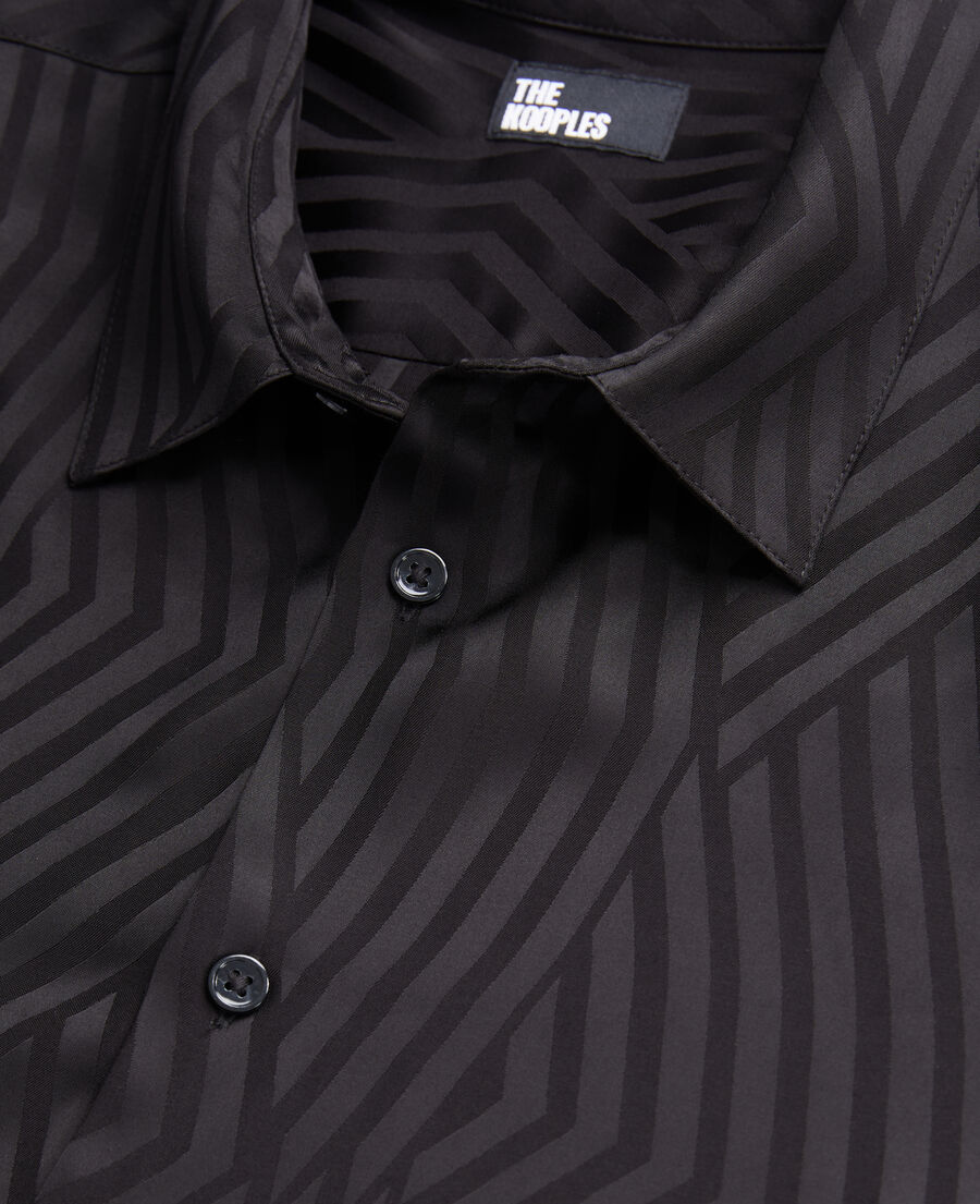 camisa negra jacquard geométrica