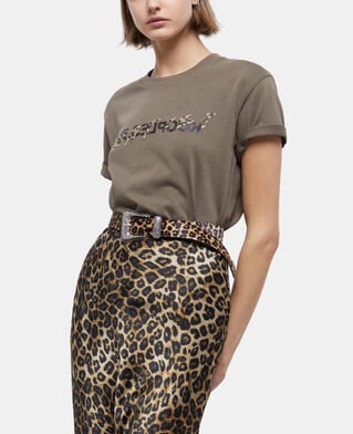The Kooples DAMEN ALGUE khakifarbenes t-shirt damen mit leopardenmuster und "what is"-schriftzug