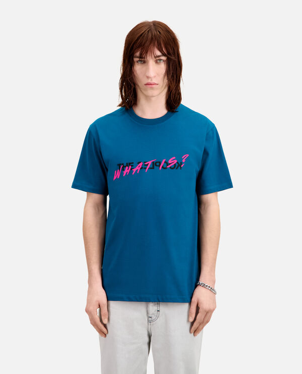 blaues t-shirt mit „what is“-schriftzug
