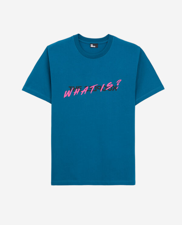 blaues t-shirt mit „what is“-schriftzug