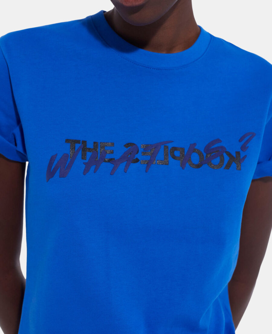 blaues t-shirt mit what is-schriftzug