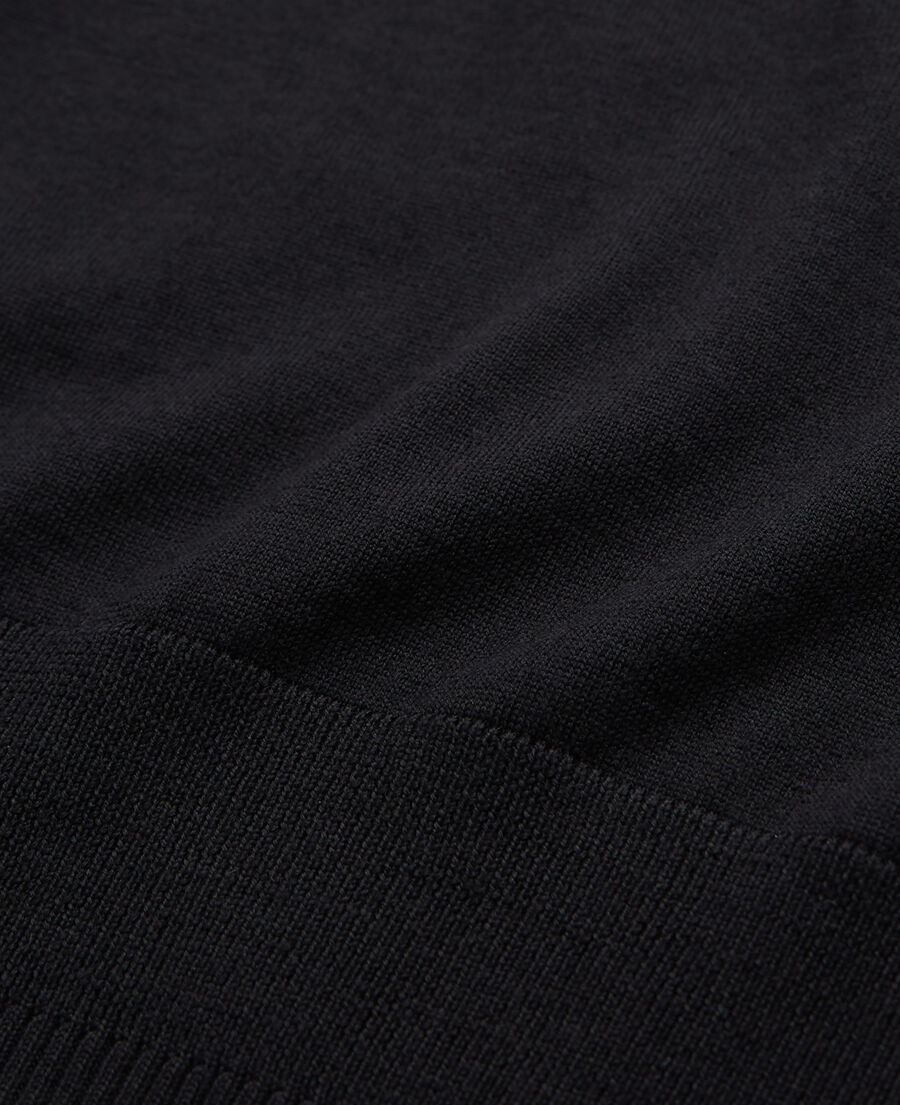 schwarzer pullover aus feiner merinowolle