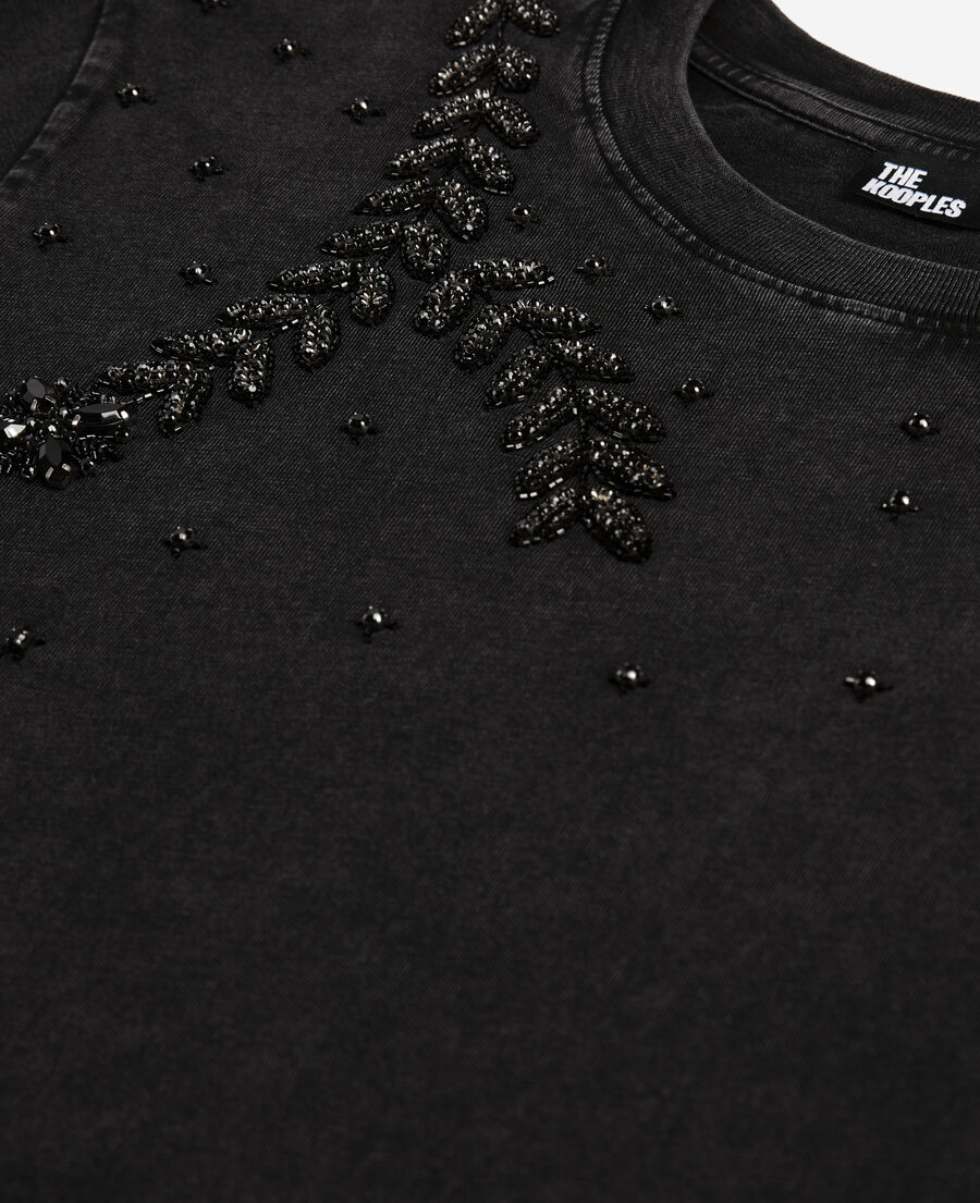 black t-shirt with bijou embroidery