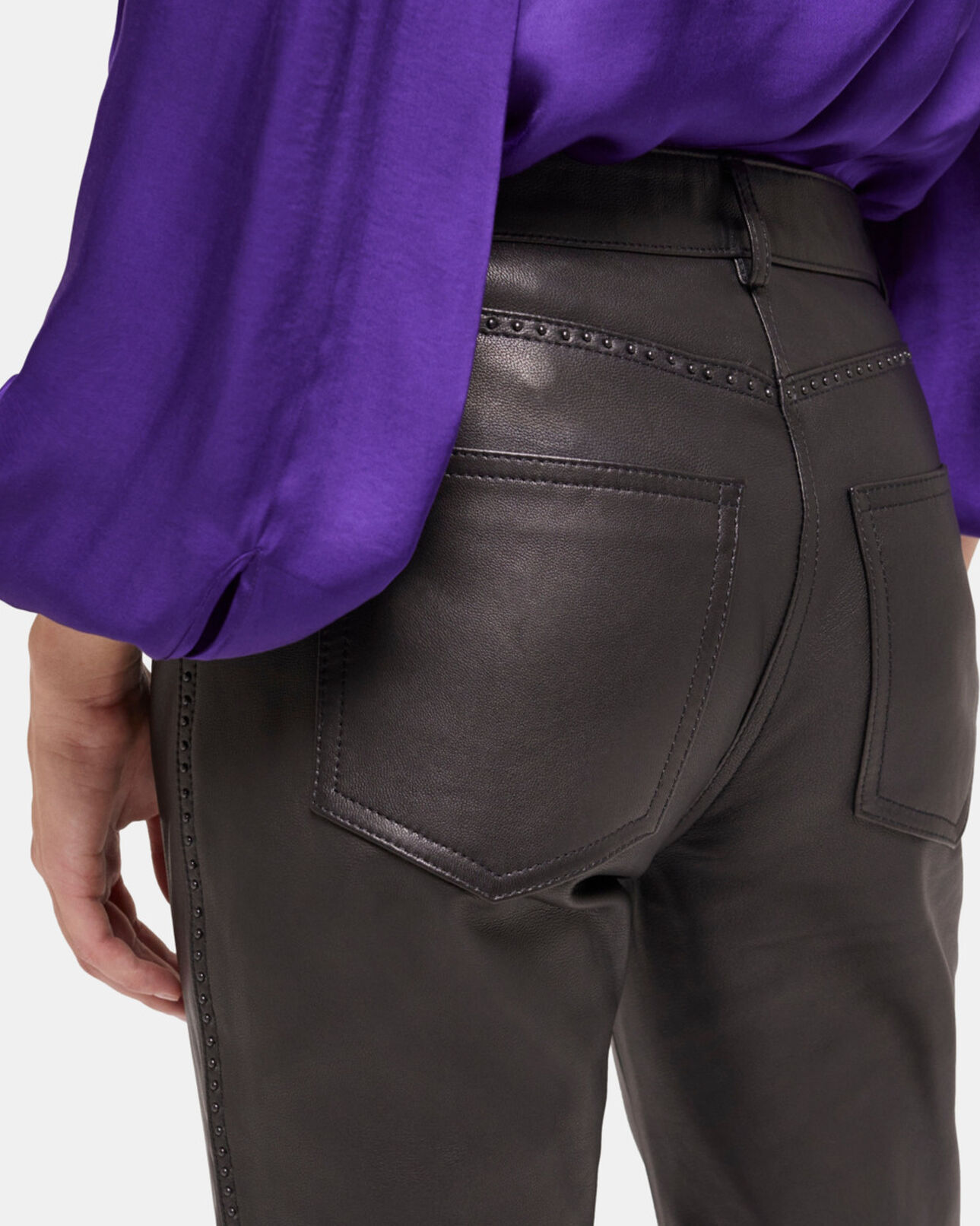 The Kooples FEMME BLACK pantalon en cuir à studs noir
