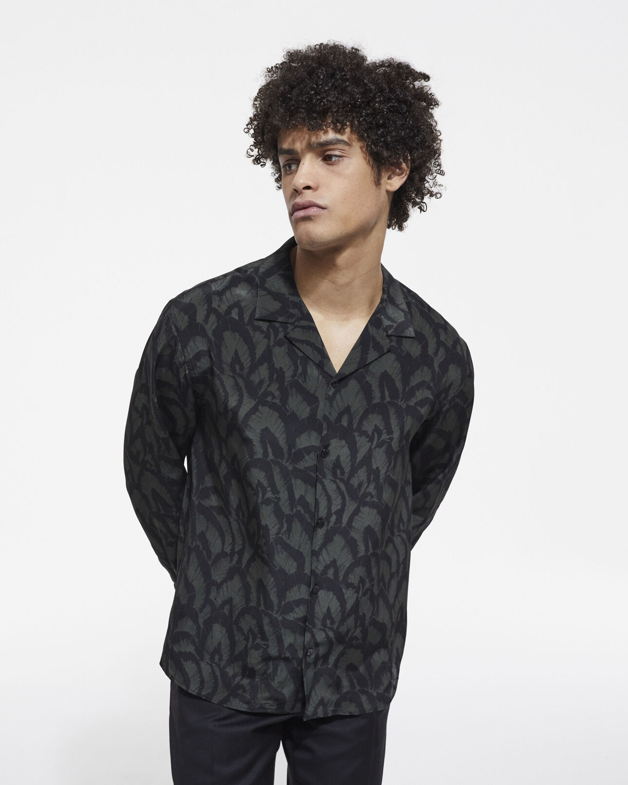 The Kooples HOMME KAKI BLACK chemise col hawaïen en soie imprimée