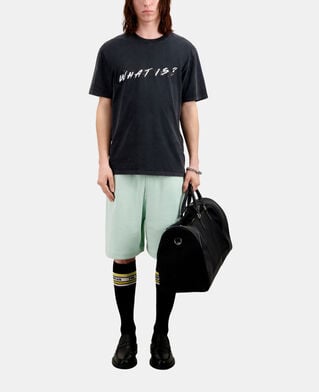 The Kooples HERREN BLACK WASHED schwarzes t-shirt mit „what is“-schriftzug