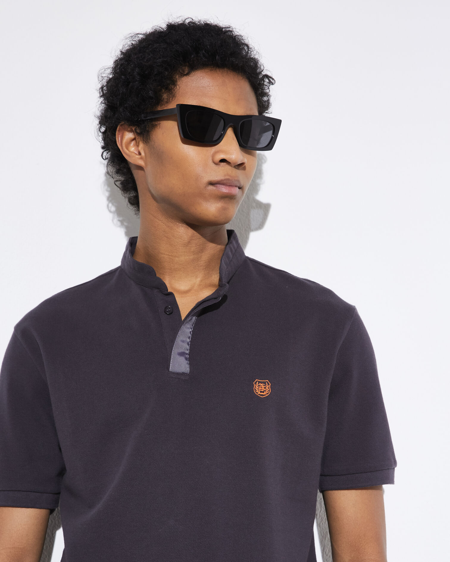 Graues Poloshirt mit Stehkragen und Ripsbanddetail, CARBONE / ORANGE, hi-res image number null
