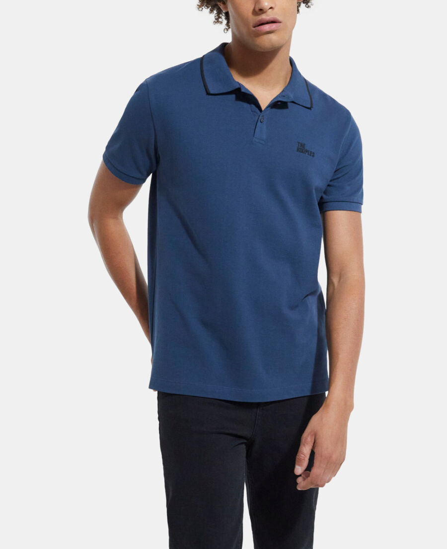 klassisches marineblaues poloshirt