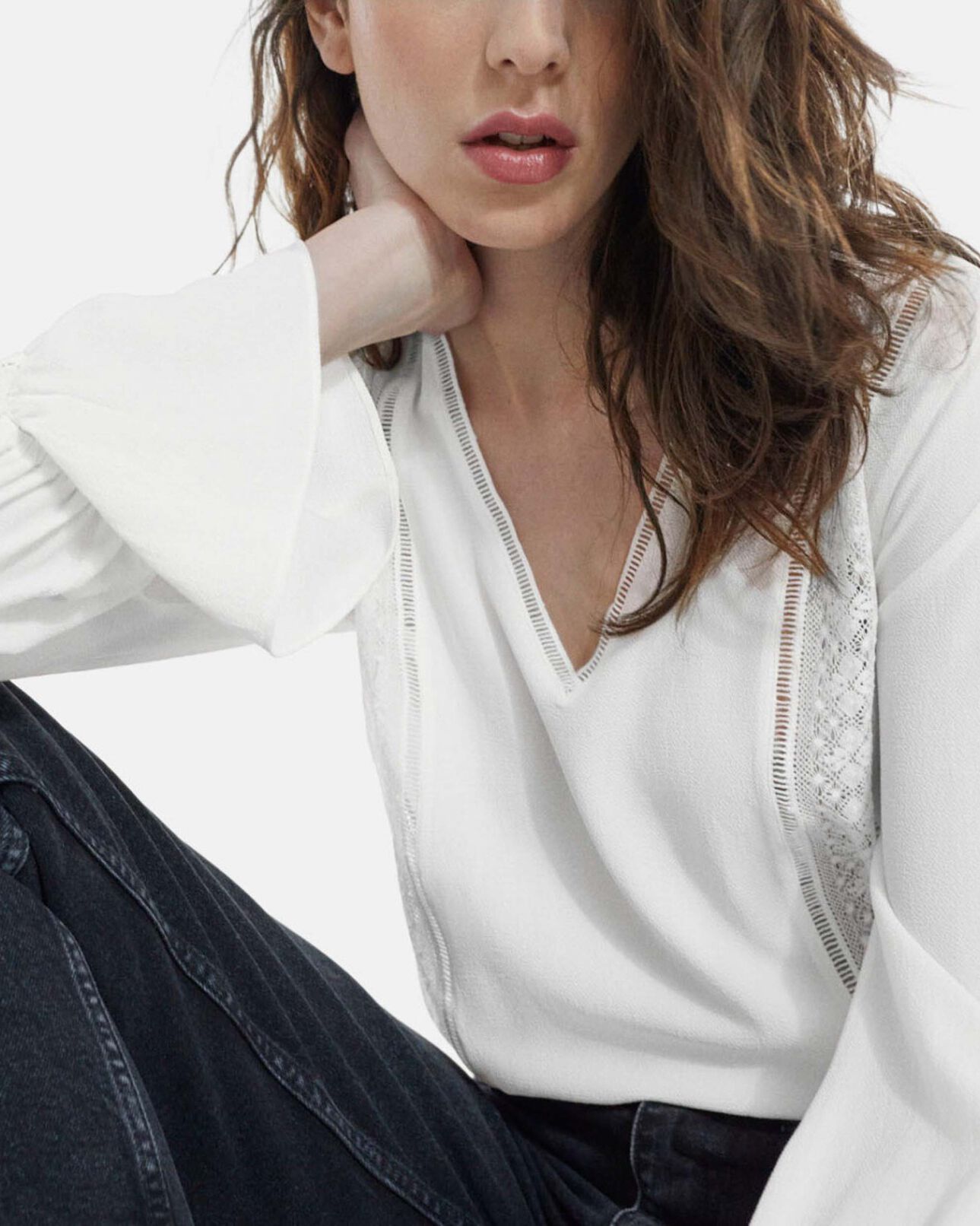 The Kooples FEMME WHITE top ample blanc fluide col v et fronces