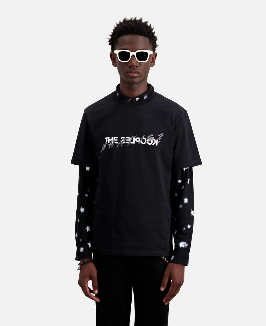 schwarzes t-shirt mit „what is“-strassbesatz