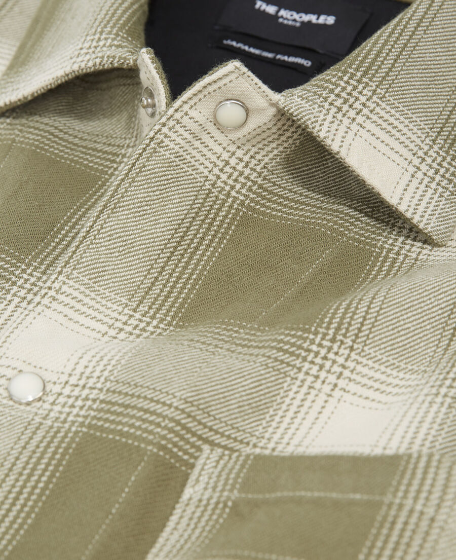 khakifarbenes herrenhemd mit karomuster