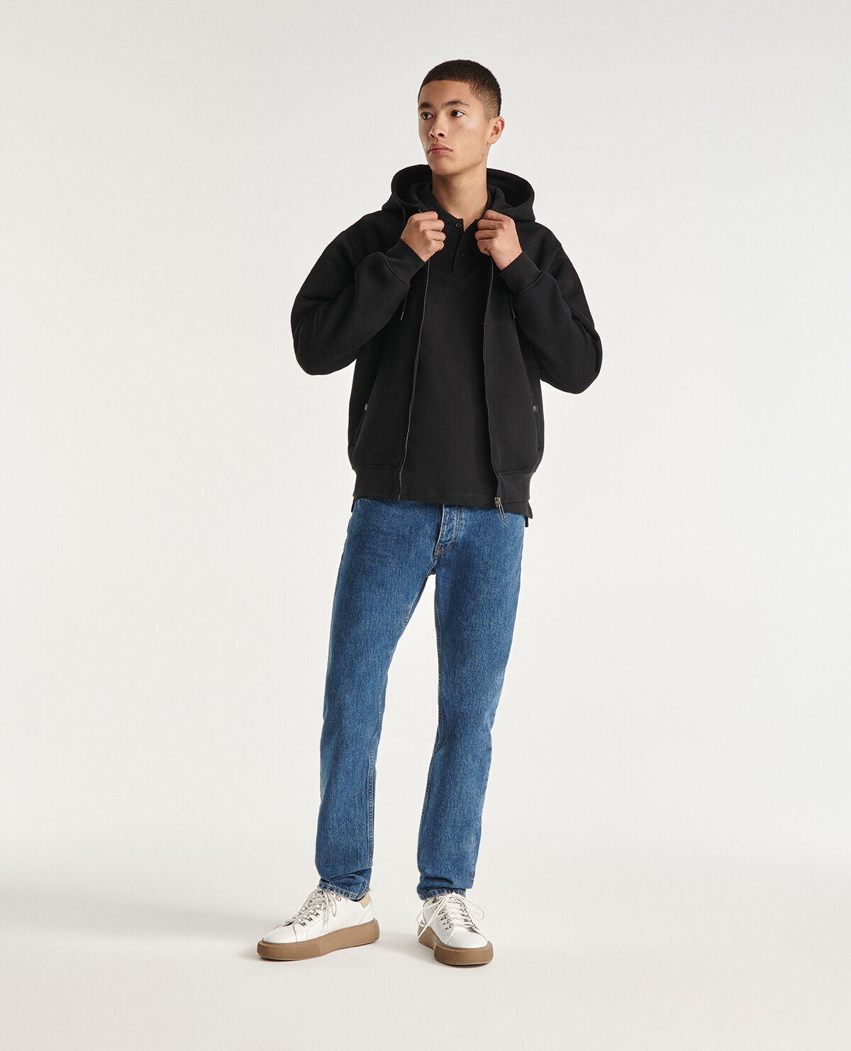 Black sweatshirt top with blue jeans