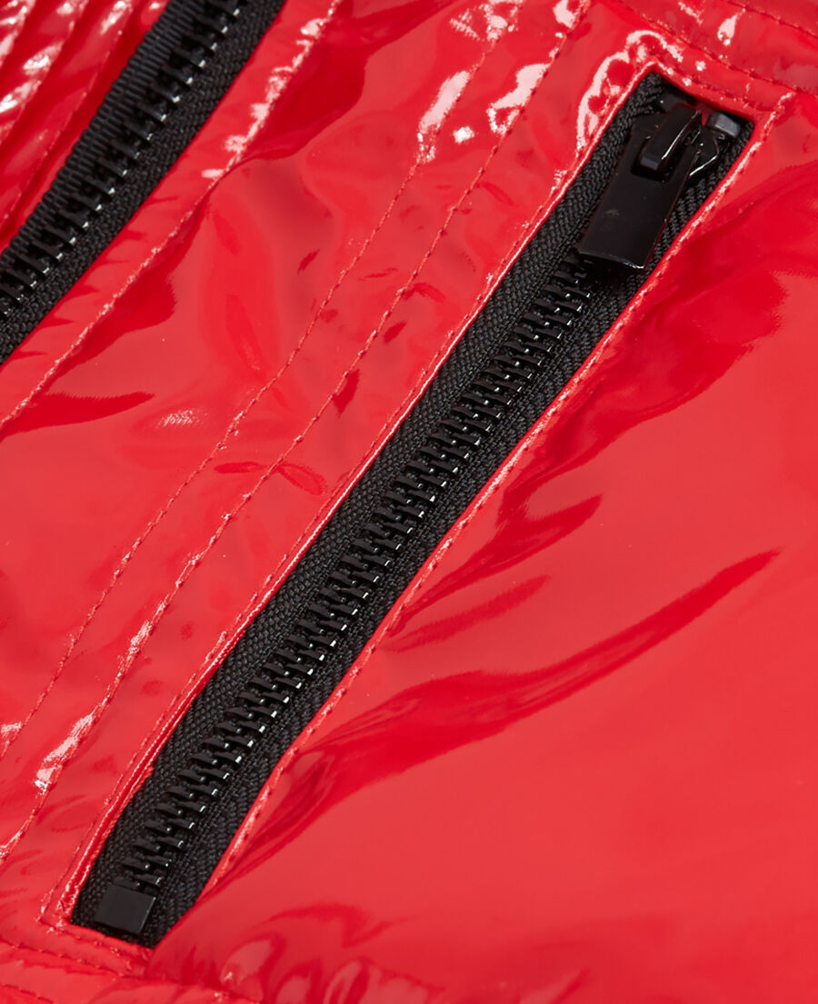 rote oversize-daunenjacke aus vinyl mit riemchen und the kooples-logo