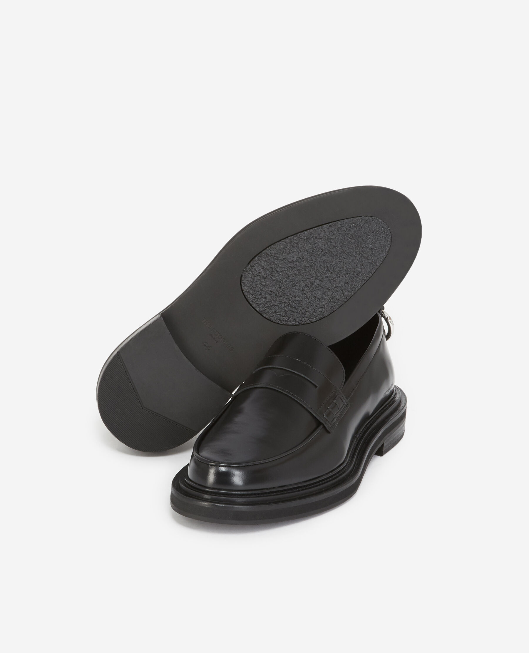 Black moccasins in leather with metal ring