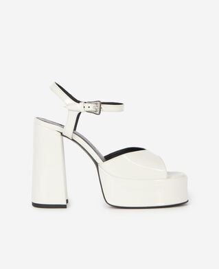 The Kooples DAMEN ECRU wei&szlig;e sandalen mit abs&auml;tzen aus lackleder