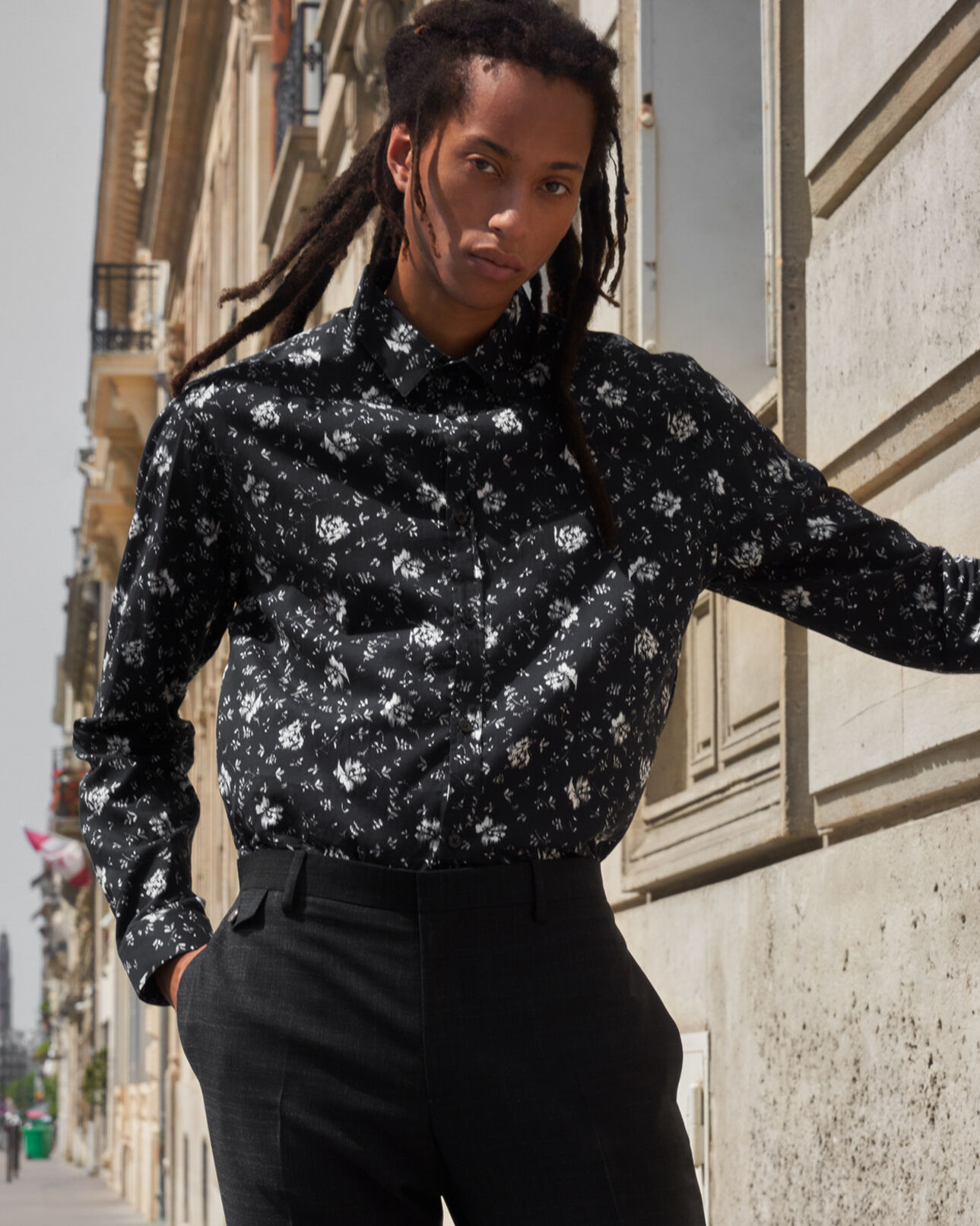 The Kooples HOMBRE BLACK WHITE camisa negra cuello clásico estampado flores