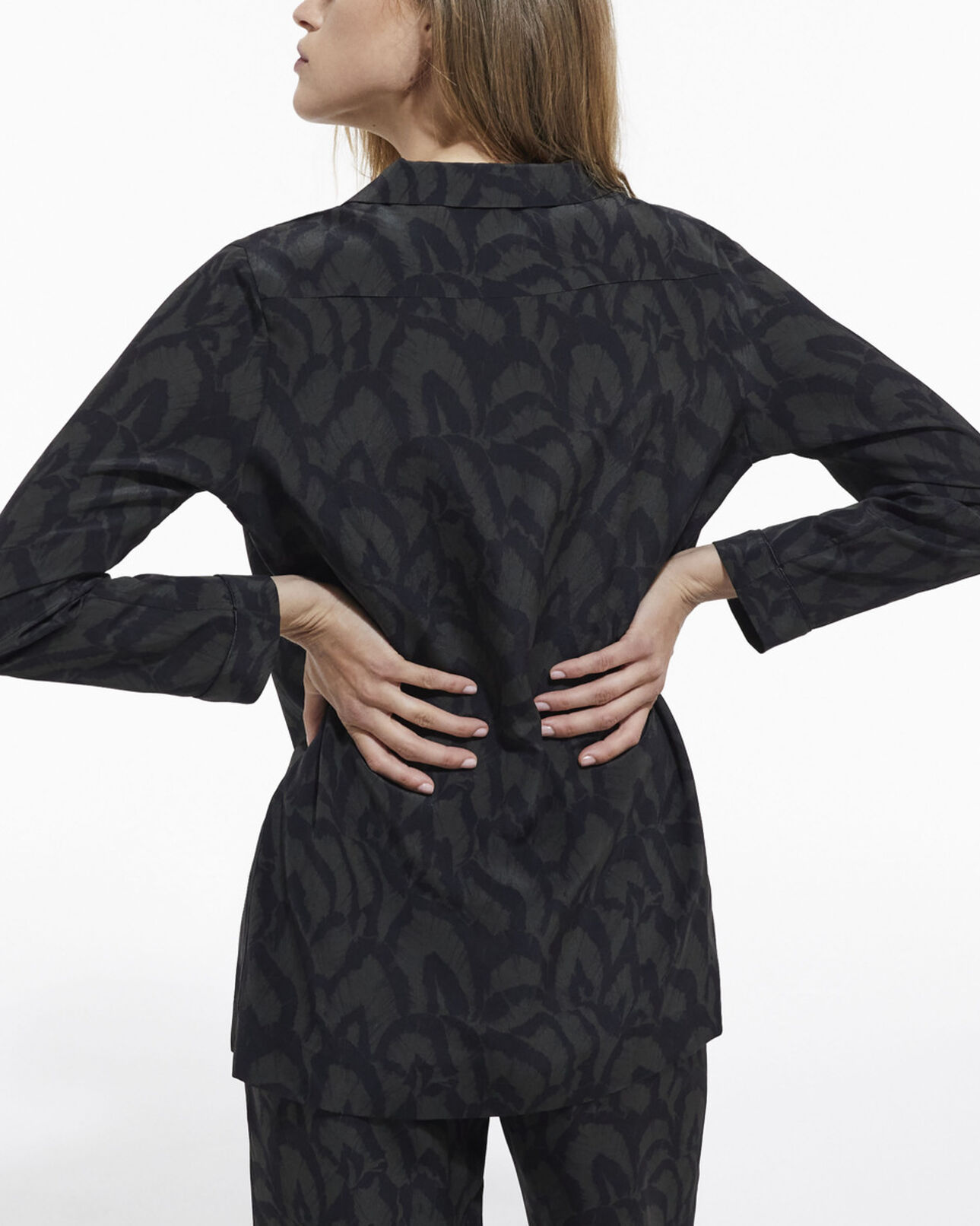 The Kooples MUJER KAKI BLACK camisa seda estampada