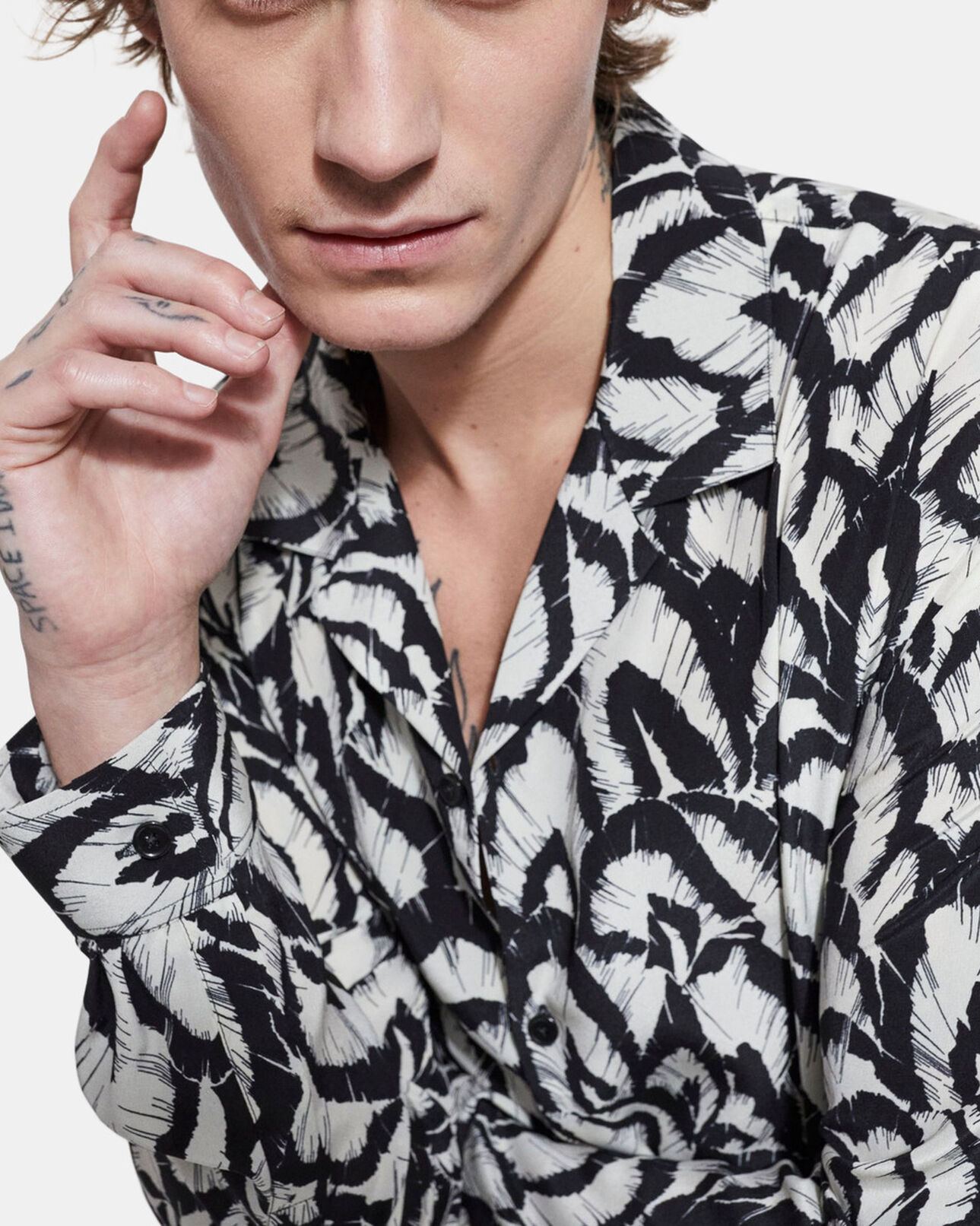 The Kooples HOMME OFF WHITE / BLACK chemise col hawaïen en soie imprimée