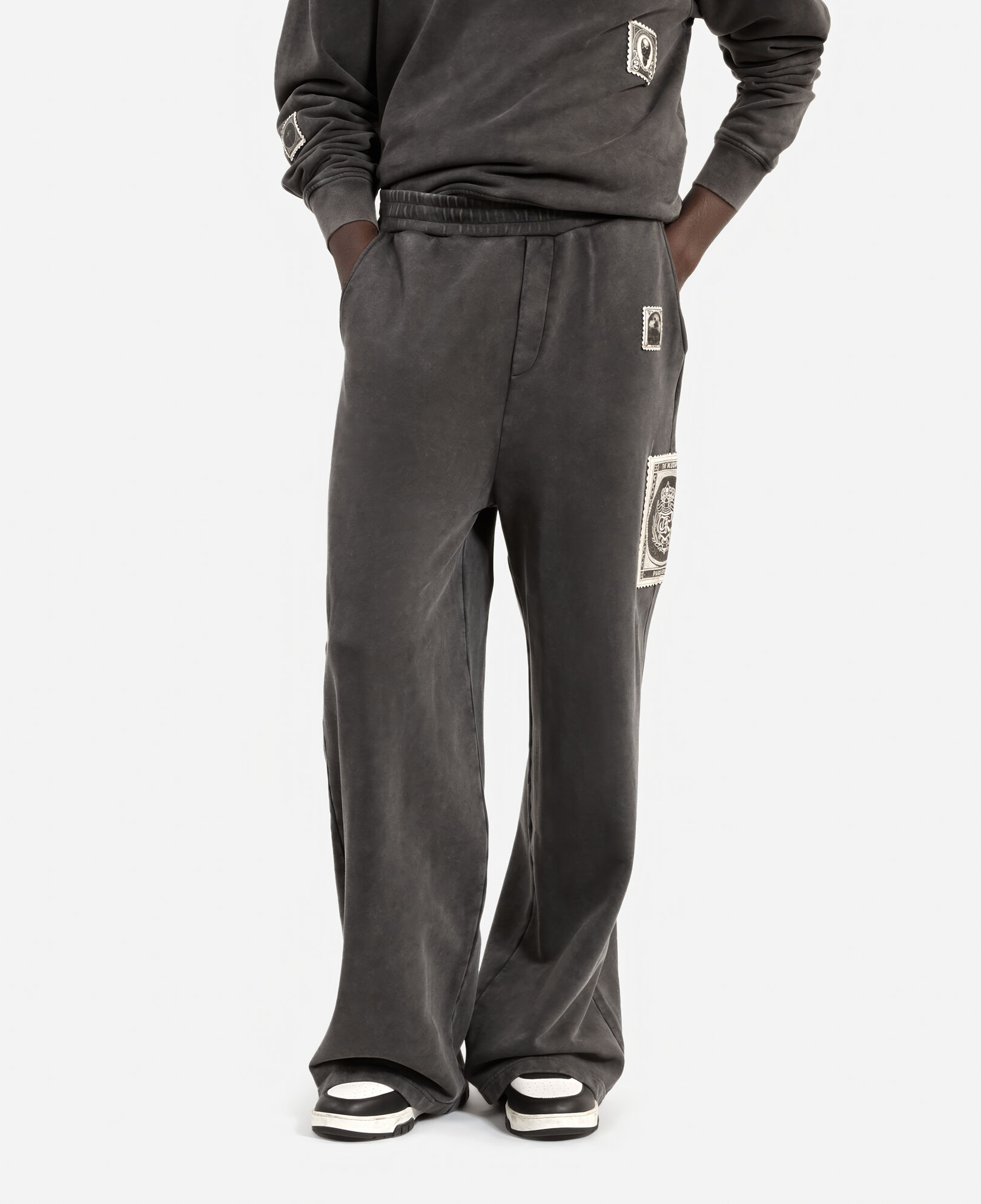 The Kooples HOMME BLACK WASHED bas de jogging droit avec patchs noir