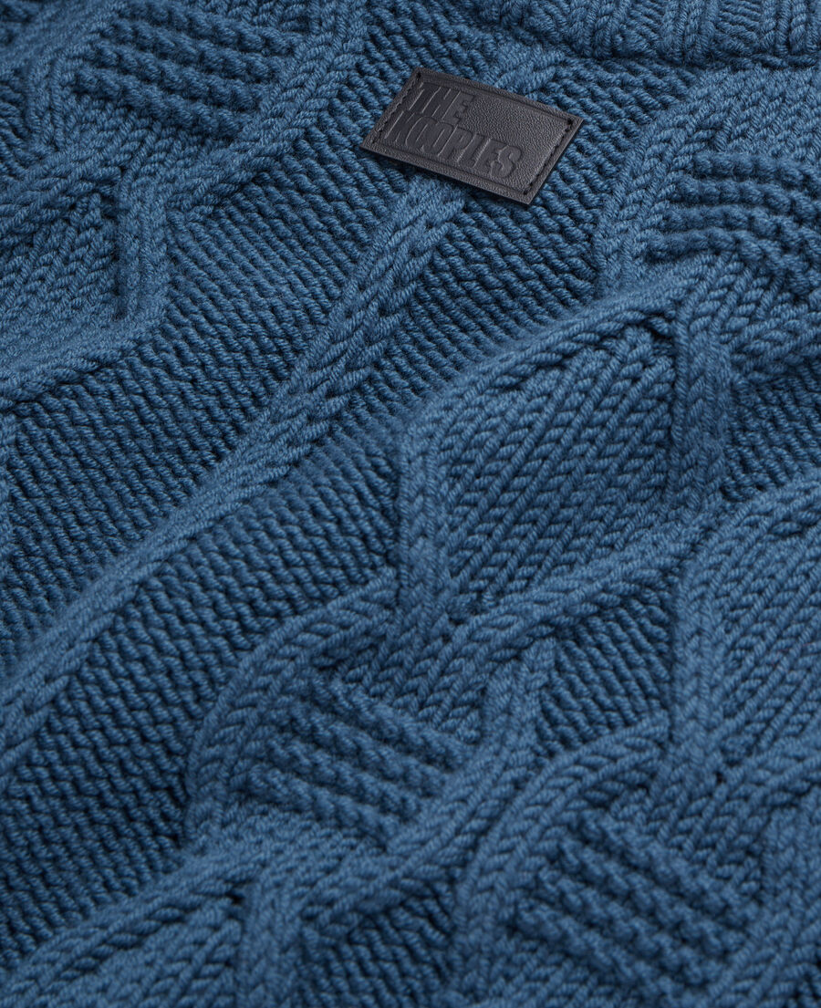 pull bleu en laine torsadée