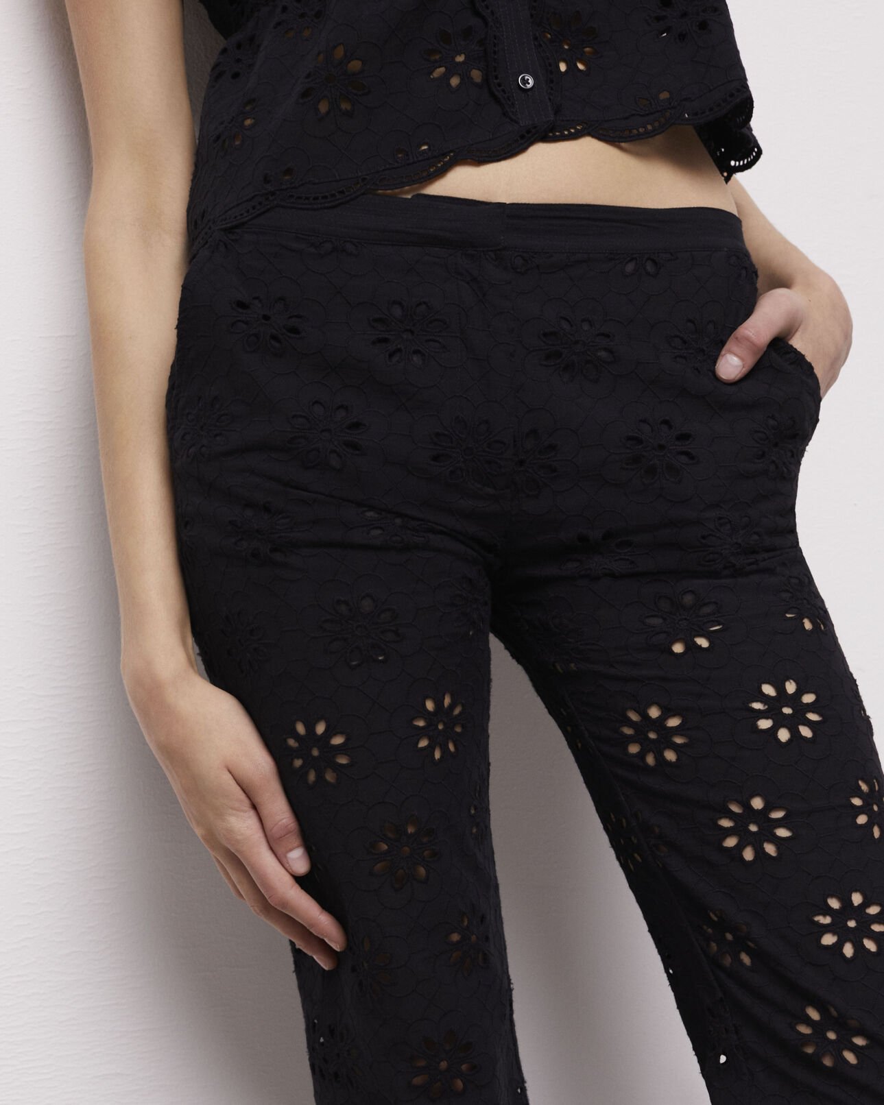 The Kooples FEMME BLACK pantalon noir en broderie anglaise