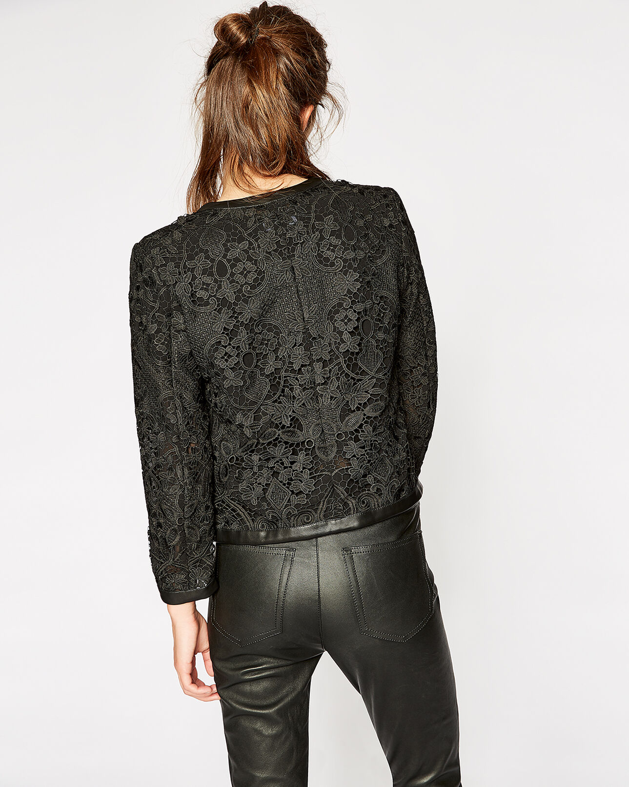The Kooples FEMME BLACK veste courte en dentelle détails cuir