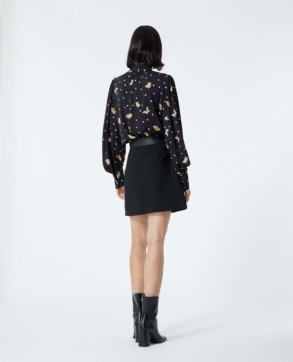 Camisa negra hotsell cuello alto